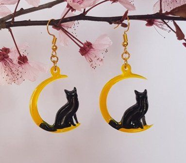 Boucles d'oreilles chat sur lune jaune en résine